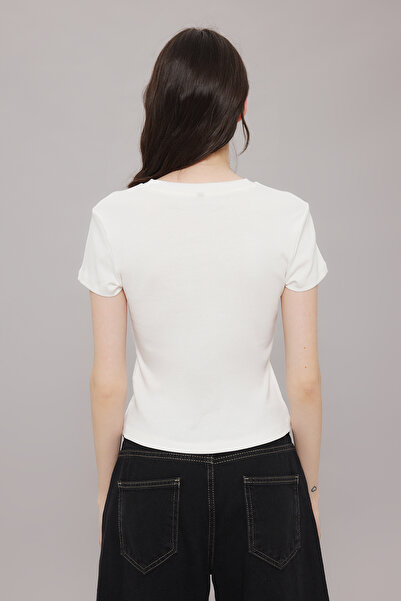 Trendyol Collection Πλεκτό μπλουζάκι με στάμπα Ecru Swan - TWOSS25TS00095