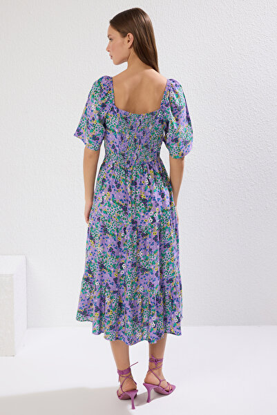 Trendyol Collection Fioletowa tkana sukienka midi w kształcie litery A z bufiastymi rękawami i kwiatowym nadrukiem TWOSS20EL2323