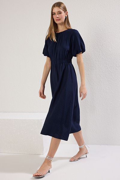 Trendyol Collection Marineblaues, gerades A-Linien-Midi-Webkleid mit Ballonärmeln TWOSS25EL00406