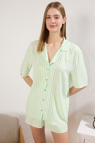 Trendyol Collection Grün gestreiftes Viskose-Oberteil mit weitem Passform-Web-Pyjama-Set THMSS21PT0179