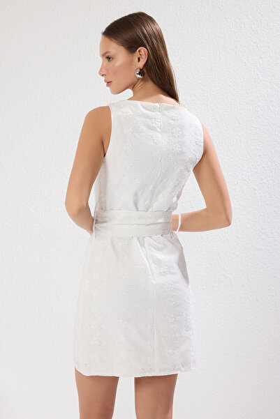 Trendyol Collection Біла ткана міні-сукня А-силуету Brode з поясом TWOSS24EL01045