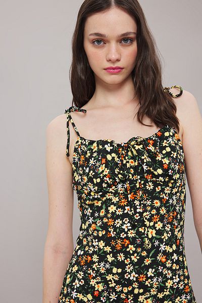 Trendyol Collection Gelbes Mini-Skater-Kleid mit Blumendruck und Trägern TWOSS25EL00237
