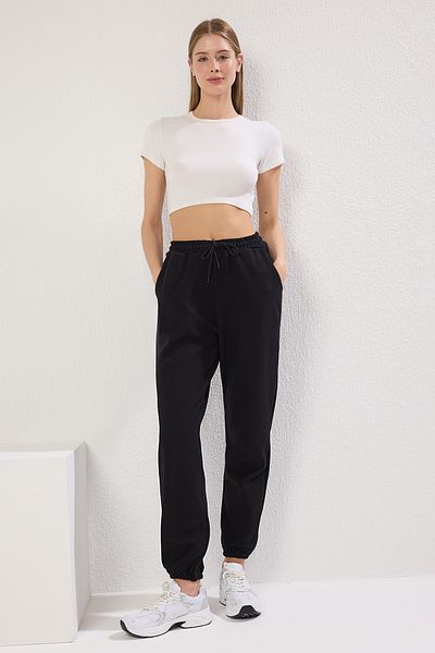 Trendyol Collection Schwarze Thessaloniki-Sport-Jogginghose mit bequemer Passform und Taschenstrick TWOAW21EA0168