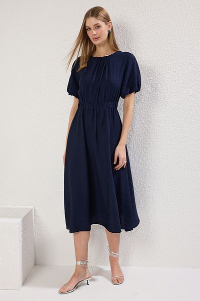 Trendyol Collection Marineblaues, gerades A-Linien-Midi-Webkleid mit Ballonärmeln TWOSS25EL00406