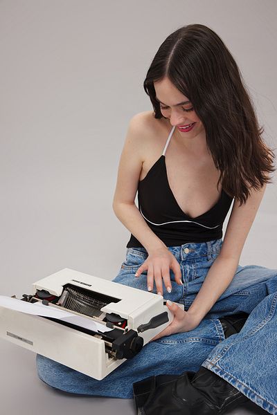 Trendyol Collection Dehnbare, gestrickte schwarze Bluse – TWOSS25BZ00153 mit Hosenträgern, Paspelierung