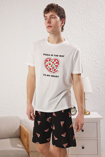 Trendyol Collection Ecru-schwarzer, regulärer Passform-Pizza-bedruckter Paar-Strickpyjama aus 100 % Baumwolle für Herren TMNSS25PT00048