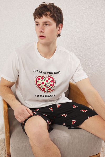 Trendyol Collection Ecru-schwarzer, regulärer Passform-Pizza-bedruckter Paar-Strickpyjama aus 100 % Baumwolle für Herren TMNSS25PT00048