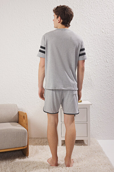 Trendyol Collection Graues Pyjama-Set mit gestreiften Strickshorts und regulären Ärmeln TMNSS23PT00001
