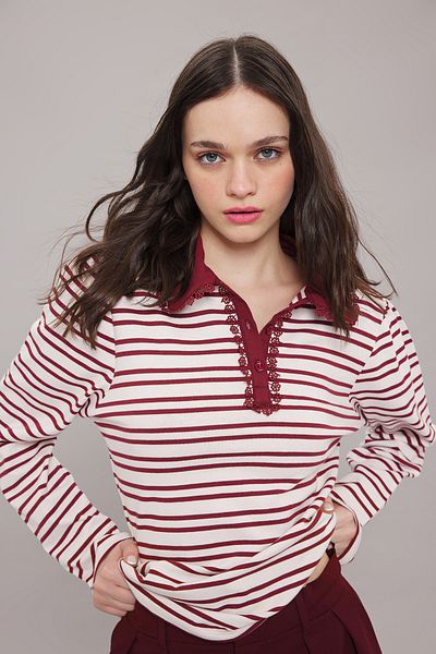 Trendyol Collection Burgunderfarbenes, gestreiftes, bequemes Polo-T-Shirt mit Spitzendetail – TWOSS25TS00104