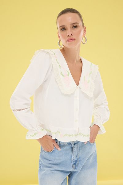 Trendyol Collection Koszula z falbanką w kolorze ecru z dekoltem w serek i haftem Twoss25Go00103