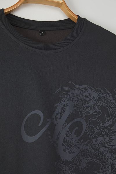 Trendyol Collection Φούτερ με στάμπα Dragon Anthracite Oversize - Crew Neck TMNSS25SW00007