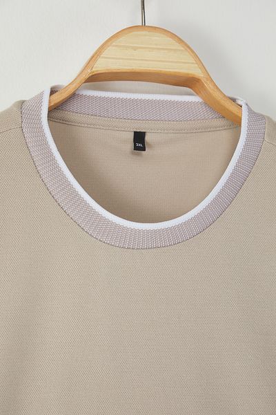 Trendyol Collection Strukturiertes Strick-Piqué-T-Shirt in Übergröße – Übergröße, Steinfarbe, Band TMNSS25BF00021