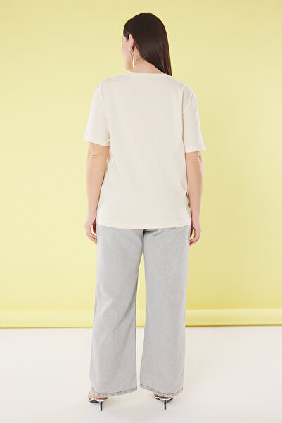 Trendyol Curve Плюс розмір Бежева футболка з квітковою вишивкою на шиї з екіпажем TBBSS25BF00024