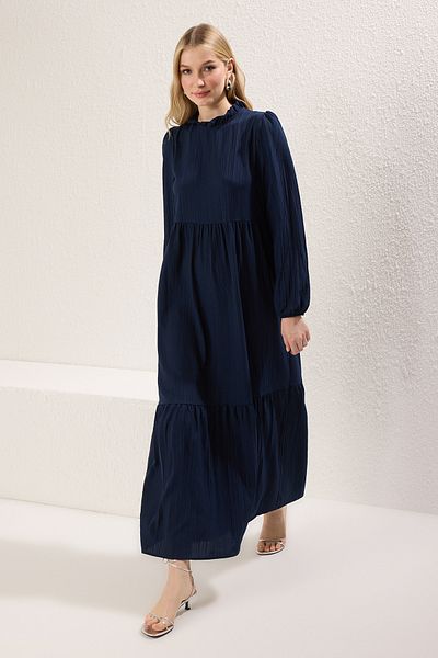 Trendyol Modest Marineblaues Crinkle-Gewebtes Kleid mit Stehkragen und weiter Passform TCTSS22EB00171