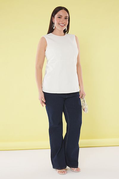 Trendyol Curve Stilvolle gewebte Bluse in Übergröße – Weiß, ärmellos, tiefer Rückenausschnitt, Schleifendetails TBBSS25AF00089