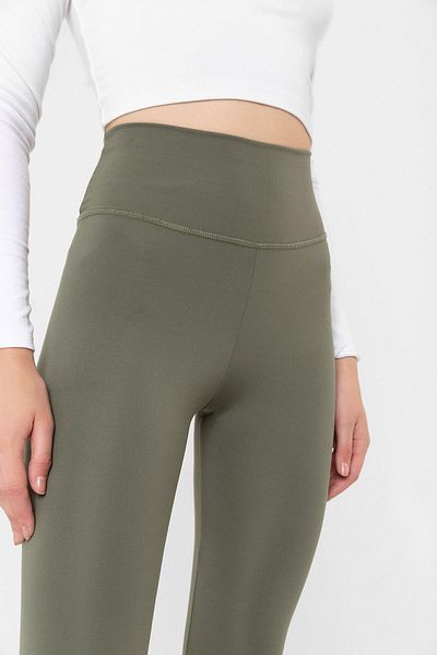 Domoda Mintfarbene Sport-Leggings für Damen – flexibel, mit Lifting- und Nähdetails