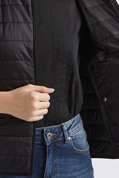 United Colors of Benetton Women / Girls Black Vest (Model Code: 2Twddj003)