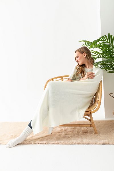 Wega Moda 100% Acrylic and Silk Yarn Blend Single Tv Blanket, Plain Knit