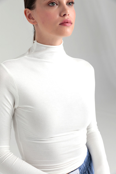 SHEISMONO Ultra měkká bílá halenka s polovičním rolákem