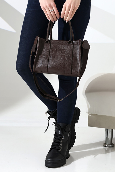 themoiss حقيبة كروس بحزام متقاطع من الجلد الصناعي باللون البني المر للنساء، ح...