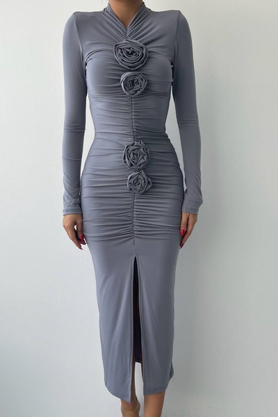 bayansepeti Füme Sandy Kumaş Büzgü ve Yırtmaç Detaylı Gül Aksesuar Tasarım Midi Abiye Elbise 314