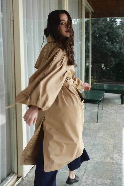Hooopstore Καμηλό καμπαρντίνα με λεπτομέρεια από το Rose Cape