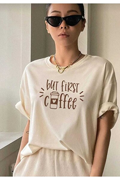 KOZİA OUTDOORS αλλά πρώτα τον καφέ, στάμπα με καφέ, υπερμεγέθη μπλουζάκι με β...
