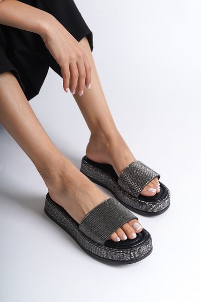 Capone Outfitters Damen-Hausschuhe mit Keilabsatz und Steindetail