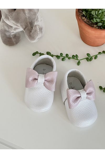 Li Puna حذاء موكاسين للأطفال من الجلد باللون الأبيض مع إبزيم أرجواني