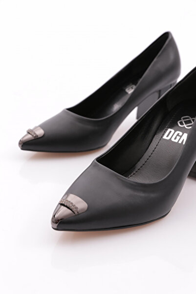DGN Kadın Sivri Burun Demir Aksesuarlı Topuklu Ayakkabı Siyah 212962621