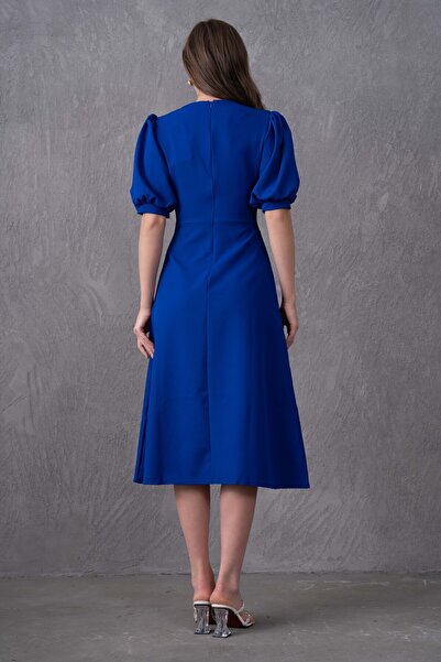 bayansepeti Сакс Синя атласна тканина V-подібний виріз Принцеса рукав Ґудзики Аксесуари Клош Міді Вечірня сукня 153