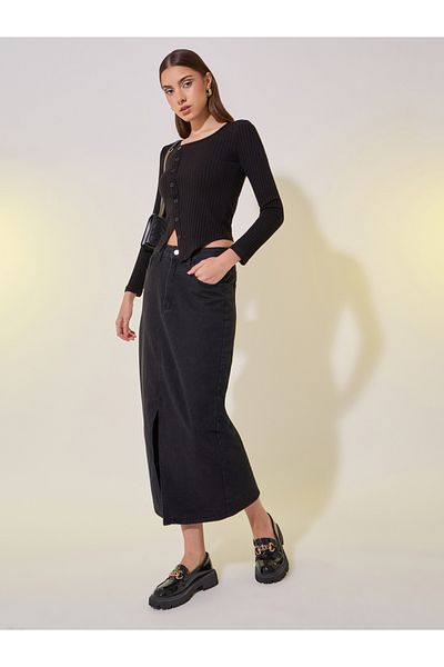 Take Two By Styli بلوزة محبوكة بأزرار ورقبة دائرية وحافة غير متماثلة