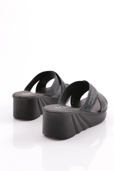 DGN 2132-22y Papuci de damă cu bretele încrucișate din piele intoarsa neagra