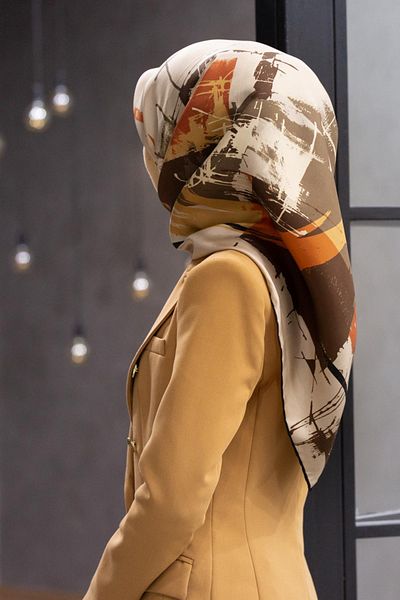 Vissona Μπεζ γεωμετρικό σχέδιο Twill Silk - Tan Colored 90x90 Κασκόλ: Ράψιμο στο χέρι