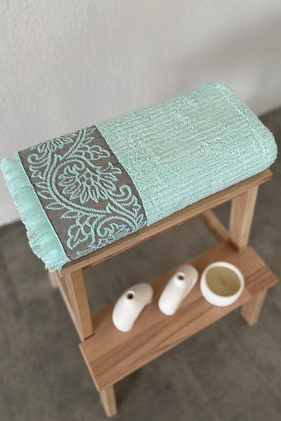 Sevim Bamboo and Cotton Extra Soft Bath Towel - with Tassels and Border - 70X140 cm - Mint