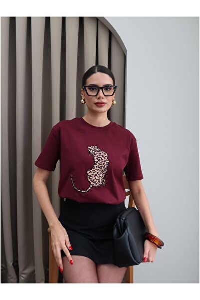 ESRAHELVACI تي شيرت مطرز باللون الأحمر كلاريت ليو