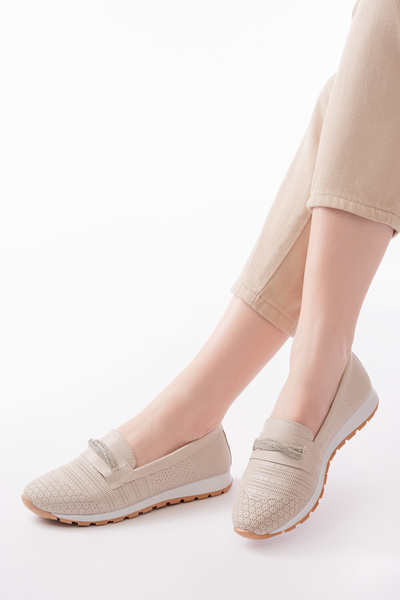 Saks Gardrop أحذية راقصة الباليه النسائية الناعمة اليومية لتقويم العظام باللون البيج مع إبزيم حجري مثقوب