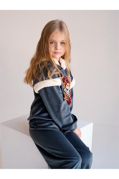 Hilal Akıncı Kids طقم بنطال مخملي واسع الساق بغطاء للرأس من الفرو للفتيات مكون من قطعتين
