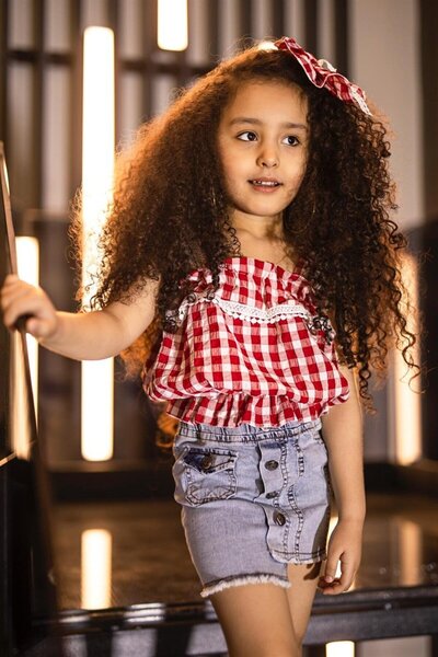Hilal Akıncı Kids Bluză roșie cu model Gingham pentru fete, fustă din denim c...