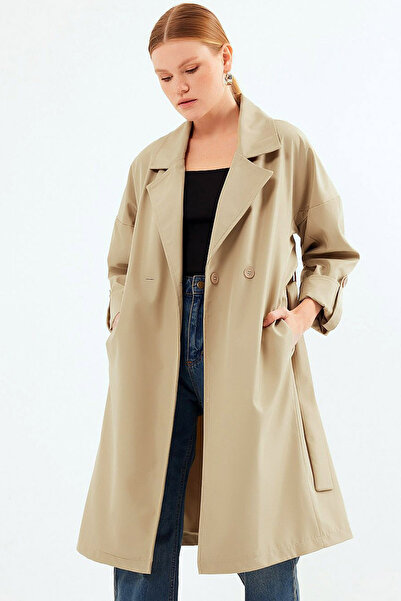 CoolLook Astarlı Çentikli Ceket Yaka Uzun Kollu Düğme Kapama Rahat Kesim Kuşaklı İki Cepli Diz Üstü Trençkot