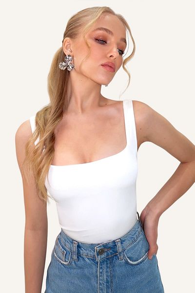 Trend Alaçatı Stili Dámská halenka z bílého čtvercového výstřihu s tenkými ramínky Sandy Fabric ALC-X13453