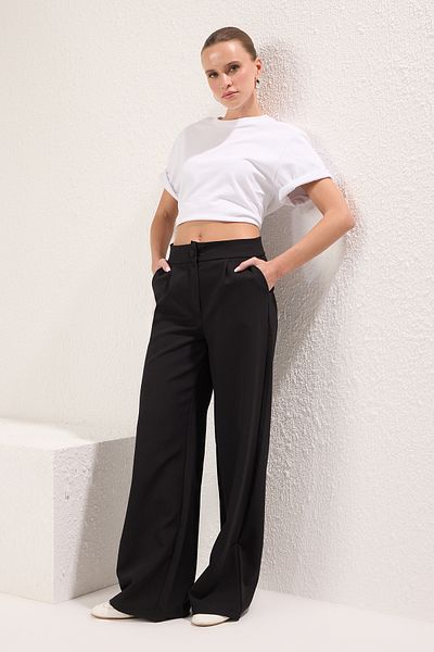 Trendyol Collection Schwarze Stoffhose mit weitem Bein und Falten – TWOSS21PL0189