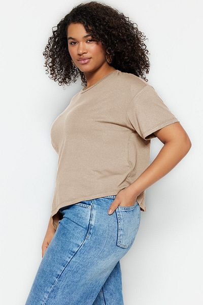 Trendyol Curve Beigefarbene, asymmetrische, gestrickte Plus-Size-Bluse aus 100 % Baumwolle TBBSS23AF00033