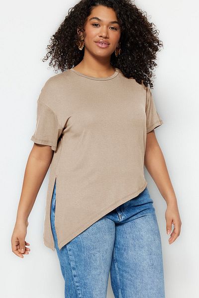 Trendyol Curve Beigefarbene, asymmetrische, gestrickte Plus-Size-Bluse aus 100 % Baumwolle TBBSS23AF00033