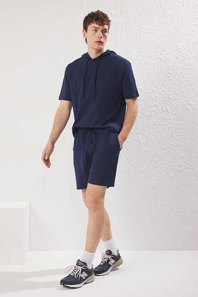 Trendyol Collection Μπλε μπλούζα με κουκούλα και σορτς αθλητική φόρμα - τύπωμα καμπαρντίνας, κοντομάνικο