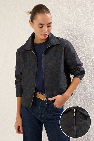 Trendyol Collection Bunte Jacquardjacke mit Hemdkragen – TWOSS25MO00015