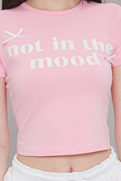 Trendyol Collection Rosa tailliertes T-Shirt mit Slogan-Print TWOSS25TS00082