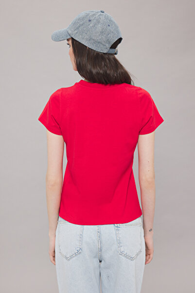 Trendyol Collection Rotes Strick-T-Shirt mit Slogan-Print – normale Passform TWOSS25TS00056