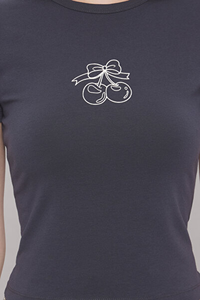 Trendyol Collection Πλεκτό μπλουζάκι με στάμπα ανθρακί κερασιού TWOSS25TS00082