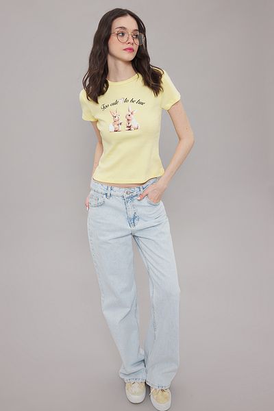 Trendyol Collection Gelbes T-Shirt mit Kaninchen-Aufdruck TWOSS25TS00095
